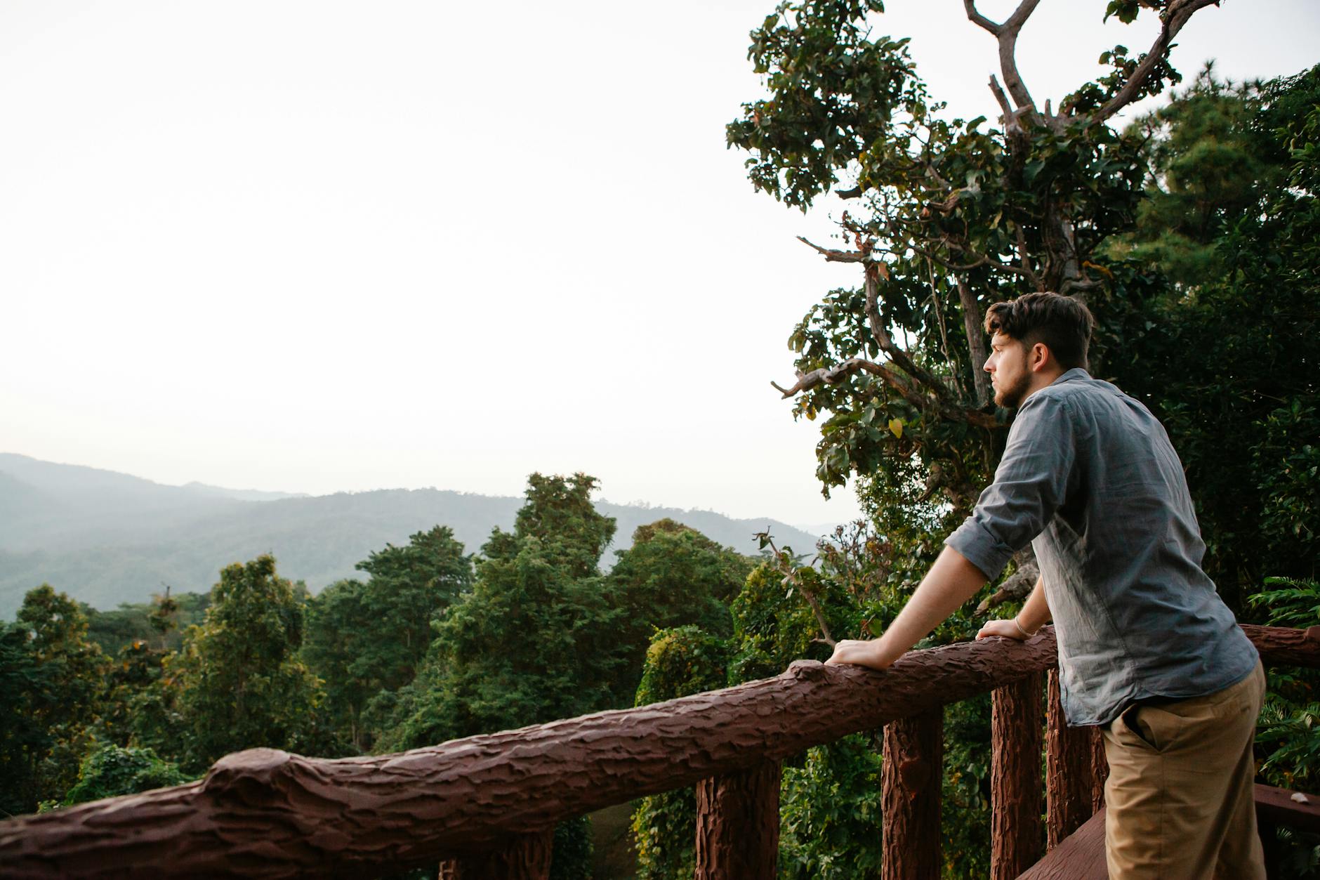 homem observando a paisagem