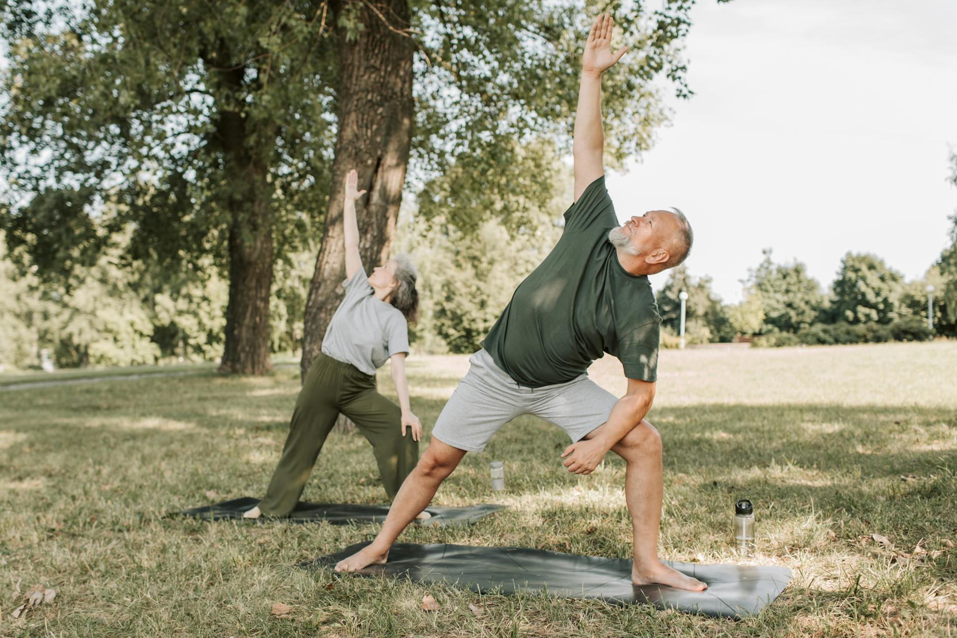 pessoas idosas praticando yoga na praça