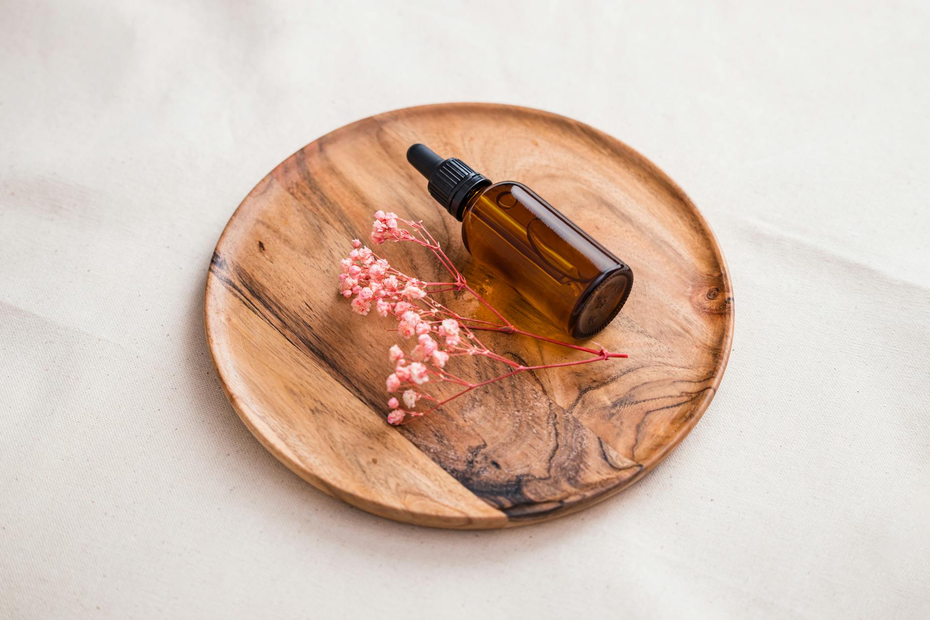 vidro ambar com oleo essencial diluido para usar na pele em massagens, skincare, rejuvenescimento.