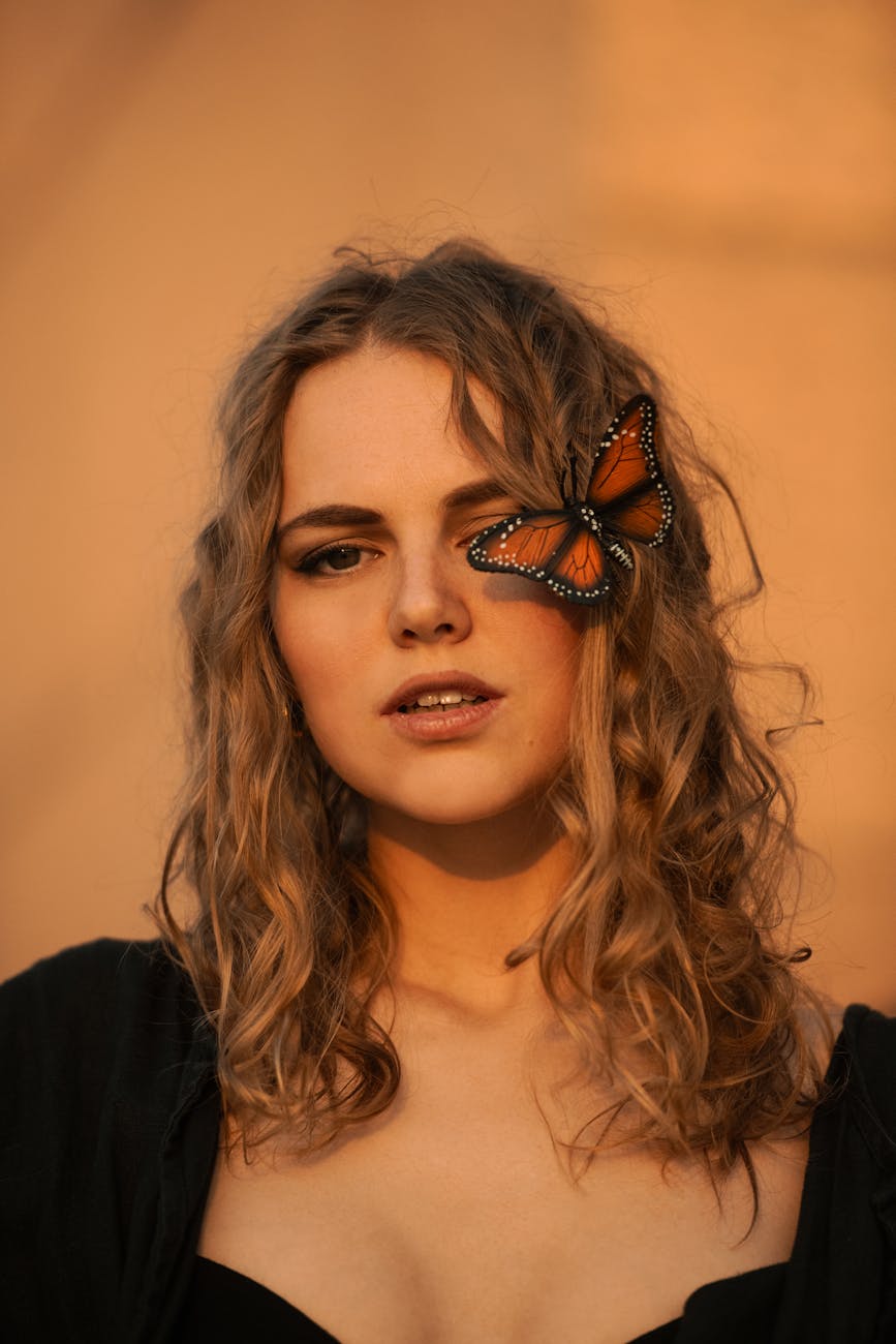 mulher bonita com uma borboleta em seu rosto, representando transformação pessoal
