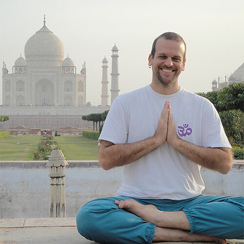 fernando perri professor de yoga e aromaterapia na india